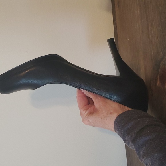 Franco Sarto Classic Black Leather  Pump - Picture 5 of 7